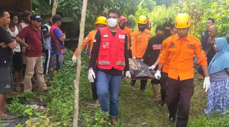 Tim SAR Gabungan mengevakuasi jenazah Hijrah Andriani, bocah lima tahun yang sebelumnya dikabarkan hilang di Desa Bone Baru, Banggai Laut, Selasa (4/2/2025). (Foto: Basarnas Palu)