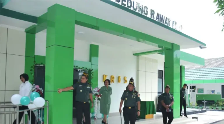 Danrem 132/Tdl, Brigjen TNI Deni Gunawan melihat ruang rawat inap baru RS dr Shindu Trisno yang baru diresmikannya, Selasa (11/2/2025). (Foto: Penrem 132/Tdl)