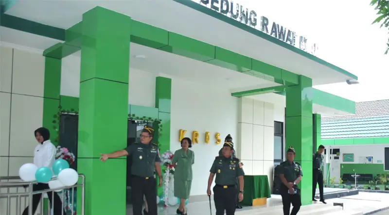 Danrem 132/Tdl, Brigjen TNI Deni Gunawan melihat ruang rawat inap baru RS dr Shindu Trisno yang baru diresmikannya, Selasa (11/2/2025). (Foto: Penrem 132/Tdl)