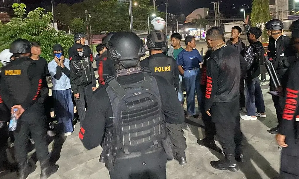 Petugas saat patroli geng motor di Palu, Minggu(16/2/2025). (Foto: Humas Polresta Palu)