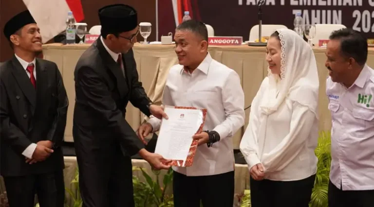 Ketua KPU Kota Palu, IDrus menyerahkan SK penetapan kepada Wali Kota dan Wakil Wali Kota Terpilih Pilakda 2024 kepada Hadianto Rasyid di Palu, Kamis (6/2/2025). (Foto: Prokopim Setda Kota Palu/Iwan)