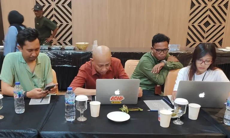 Salah satu kelompok peserta membuat rencana pertunjukan pada Lokakarya Tatakelola Pertunjukan dan Festival di Palu, Jumat (21/2/2025). (Foto: beritapalu.com/bmz)
