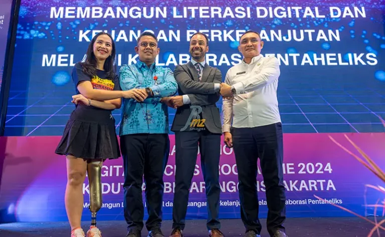 Dari kiri ke kanan: DFounder Berdaya bareng Nicky Clara, Kepala OJK Sulteng Bonny Hardi Putra, Digital Development UK Embassy Taljit Bhogal, dan Asisten Administrasi Umum Sekdaprov Sulteng Saldy Lesnusa saling bergandengan tangan pada Graduation of Digital Access Programme yang digelar Yayasan Berdaya Bareng di Palu, Rabu (26/2/2025). (Foto: bmzIMAGES/Basri Marzuki)