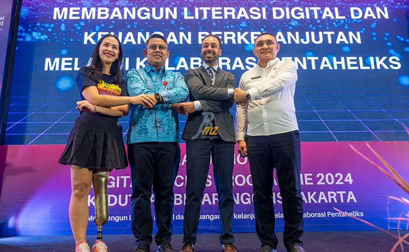 Dari kiri ke kanan: DFounder Berdaya bareng Nicky Clara, Kepala OJK Sulteng Bonny Hardi Putra, Digital Development UK Embassy Taljit Bhogal, dan Asisten Administrasi Umum Sekdaprov Sulteng Saldy Lesnusa saling bergandengan tangan pada Graduation of Digital Access Programme yang digelar Yayasan Berdaya Bareng di Palu, Rabu (26/2/2025). (Foto: bmzIMAGES/Basri Marzuki)