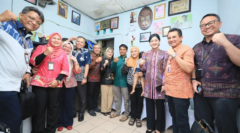 pelaksanaan SNLIK di Kelurahan Pegangsaan 2, Kota Jakarta Utara, DKI Jakarta, Jumat (7/2/2025). (Foto: HO-OJK)
