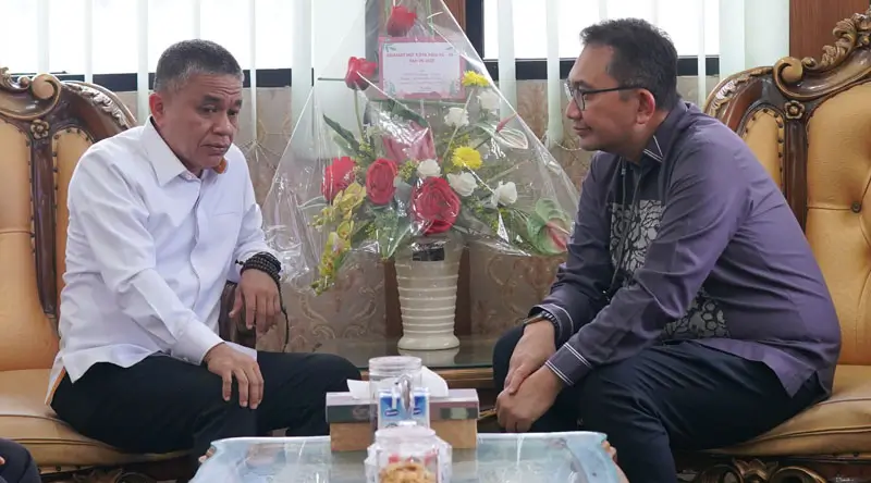Wali Kota Palu, Hadainto Rasyid (kiri) berbicara dengan Kepala Perwakilan BI Sulteng, Rony Hartawan di ruang kerja Wali Kota Palu, Jumat (7/2/2025). (Foto: Prokopim Setda Koa Palu/Jufri)