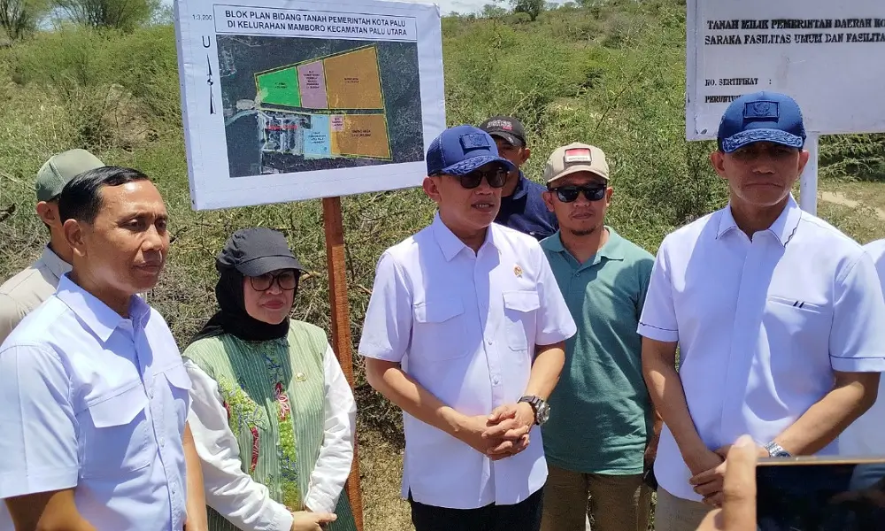Menteri P2MI Abdul Kadir Kardeng (kedua kanan) didampingi Sekkot Palu, Irmayanti Pettalolo di lokasi rencana pembangunan BLK-LN di Mamboro, Palu, Jumat (21/2/2025). (Foto: Prokopim Setda Kota Palu/Imron)