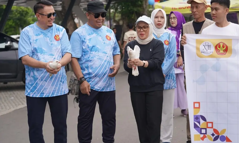 Sekda Kota Palu, Irmayanti (kedua kanan) pada Dies Natalis Fakultas Kedokteran Untad di Halaman Kantor Wali Kota Palu, Minggu (16/2/2025). (Foto: Prokopim Setda Kota Palu/Jufri).