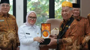 Sekkot Palu, Irmayanti menyerahkan cinderamata kepada perwakilan PWRI Kaltim di Palu, Rabu (12/2/2025). (Foto: Prokopim Setda Kota Palu/Jufri)