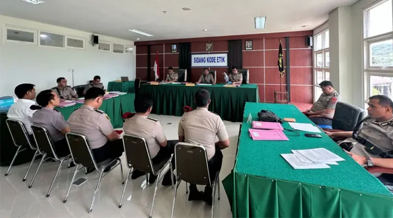 Suasana sidang kode etik Polri terkait kematian Mugni Syakur di Palu, Selasa (18/2/2025). (Foto: Humas Polda Sulteng)