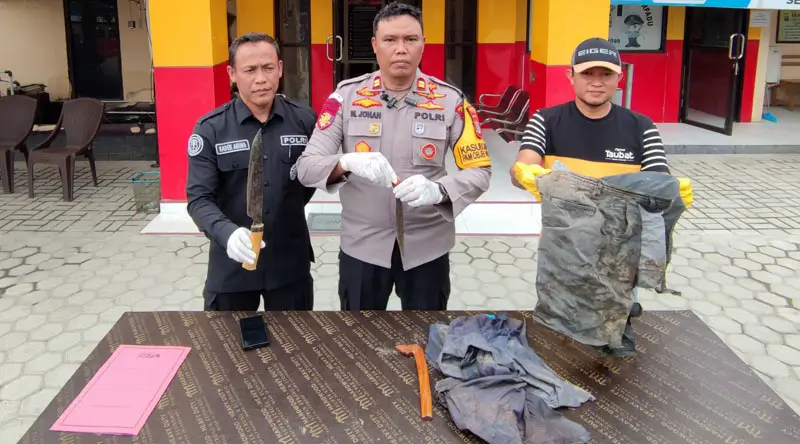 Kapolsek Palu Barat, Iptu Makmur Johan (tengah memberikan keterangan terkait duel maut di Kelurahan Ujuna di Maposlek Palu barat, Selasa (18/2/2025). (Foto: HUmas Polresta Palu)