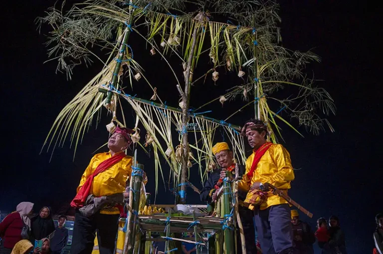 Pemuka adat pad aritual Pompaura di Kawasan Tambang Emas Poboya, Senin (24/2/2025) malam. (Foto: beritapalu.com/bmz)