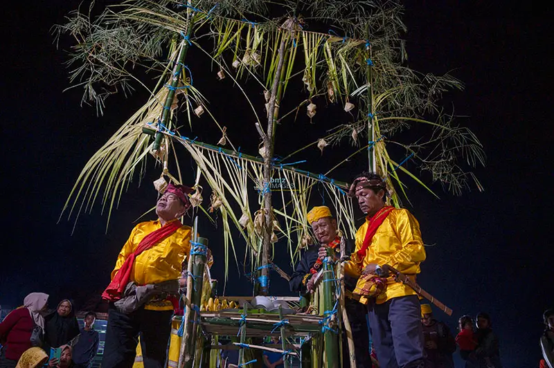 Pemuka adat pad aritual Pompaura di Kawasan Tambang Emas Poboya, Senin (24/2/2025) malam. (Foto: beritapalu.com/bmz)