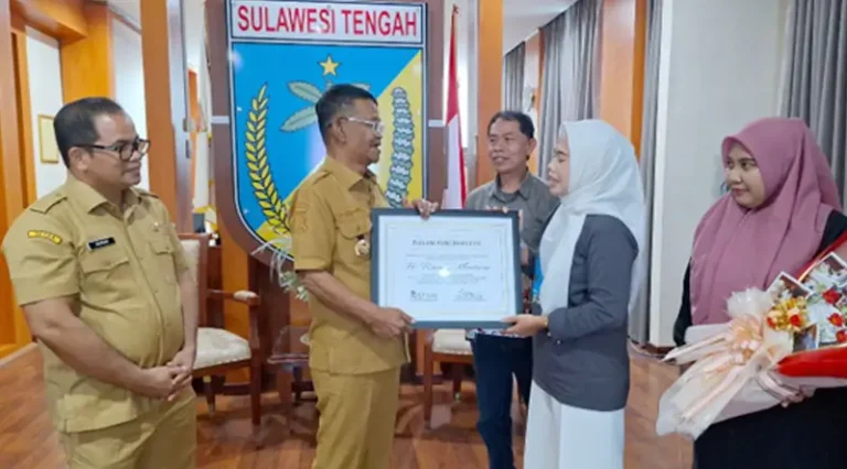 Direktur SKP-HAM Sulteng, Nurlaela Lamasitudju (kedua kanan) menyerahkan pengahrgaan kepada Rusdy Mastura atas dedikasinya mendukung pemulihan hak-hak korban pelanggaran HAM di Sulteng di Ruang Kerja Kantor Gubernur Sulteng, Senin (10/2/2025). (Foto: SKP-HAM Sulteng)