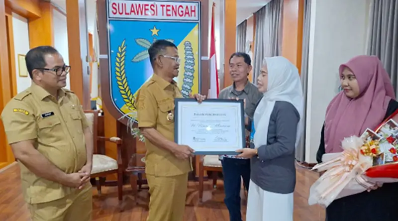 Direktur SKP-HAM Sulteng, Nurlaela Lamasitudju (kedua kanan) menyerahkan pengahrgaan kepada Rusdy Mastura atas dedikasinya mendukung pemulihan hak-hak korban pelanggaran HAM di Sulteng di Ruang Kerja Kantor Gubernur Sulteng, Senin (10/2/2025). (Foto: SKP-HAM Sulteng)
