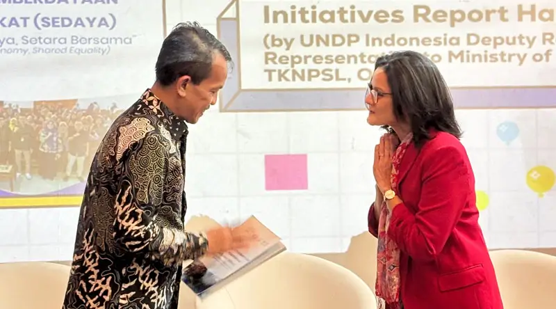 Penyerahan laporan program SEDAYA yang diinisasi oleh Accelerator Lab kepada Kementerian Sosial RI. (Foto: UNDP Indonesia)