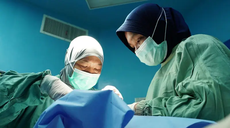 Tim dokter melakukan operasi celah bibir. (Foto: HO-PT Vale Indonesia)