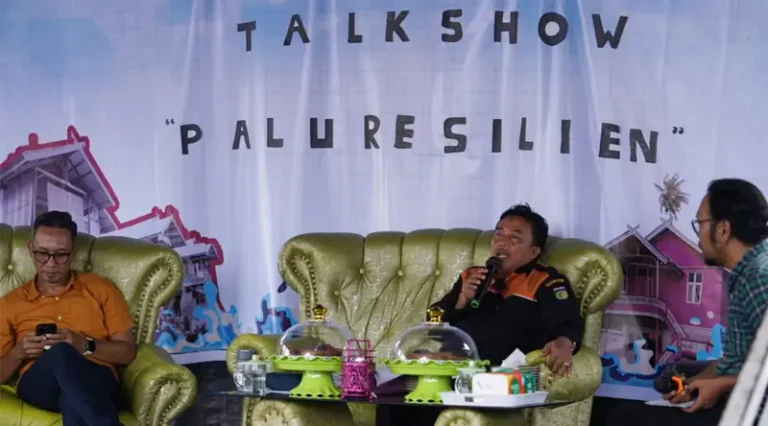 Kepala BPBD Kota Palu, Presley Tampubolon bersama Yayasan Arkom Indonesia pada Talk Shom Palu Risilien dalam rangkaian Pekan Raya Mosinggani di Kelurahan mamboro Barat, Minggu (2/2/2025). (Foto: Prokopim Setda Kota Palu/Iwan)