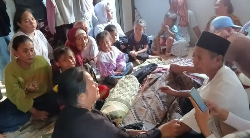 Warga melayat balita 3 tahun yang tenggelam di saluran irigasi Petobo, Rabu (12/2/2025). (Foto: Humas Polresta Palu)