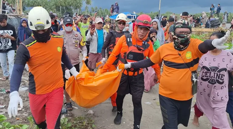 Tim SAR Gabungan mengevakuasi jenazah bocah yang terseret arus di Pantai Biau, Buol, Senin (17/2/2025). (Foto: basarnas Palu)