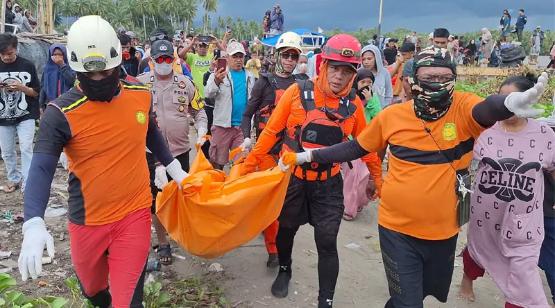 Tim SAR Gabungan mengevakuasi jenazah bocah yang terseret arus di Pantai Biau, Buol, Senin (17/2/2025). (Foto: basarnas Palu)