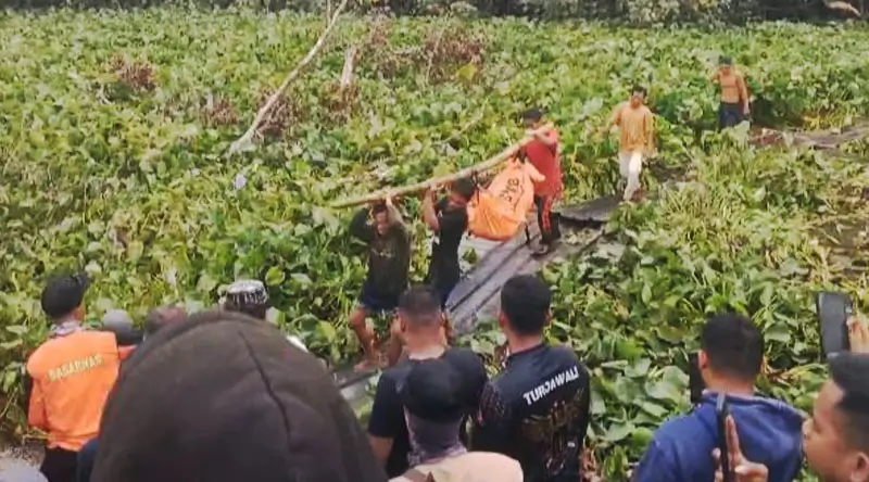 Tm SAR Gabungan mengevakuasi jenazah Andika Lakoro yang diterkam buaya di Desa Bunta, Morowali Utara, Jumat (7/2/2025). (Foto: HO-Basarnas Palu)