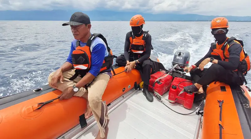 TIm SAR Gabungan melakukan upaya pencarian nelayan yang telah tiga hari melaut tidak kembali di perairan Teluk Tomini, TOjo Unauna, Minggu (9/2/2025). (Foto: basarnas Palu)