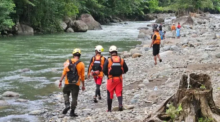 Tim SAR Gabungan menyusuri sungai mencari seorang pekerja tambang emas yang terseret arus saat menyeberang di Desa Labuton, Kecamatan Gadung, Kabupaten Buol, Sabtu (22/2/2025). (Foto: basarnas Palu)