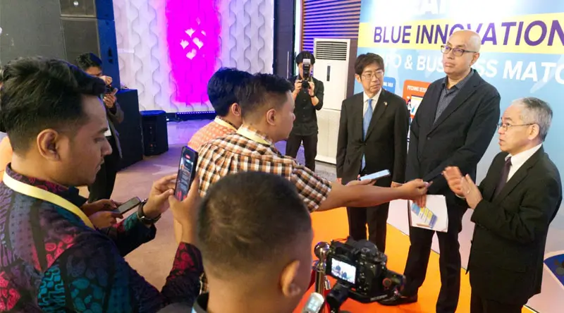 Duta Besar Jepang untuk ASEAN Kiya Masahiko, Wakil Sekretaris Jenderal untuk Masyarakat Ekonomi ASEAN Satvinder Singh, dan Kepala Perwakilan UNDP Indonesia Norimasa Shimomura dalam sesi doorstop, di Jakarta, Rabu (19/2/2025). (Foto: Roy Prasetyo)