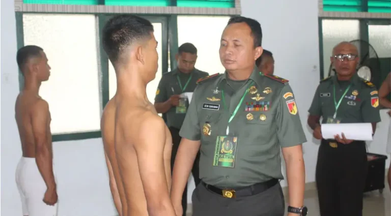Danem 132/Tdl, Brigjen TNI Deni Gunawan pada Sidang Parade Calon Tamtama (Cata) Prajurit Karier (PK) TNI AD Reguler Gelombang I tahun 2025 Panda Palu di Aula Manggala Sakti Korem 132/Tdl, Senin (10/02/2025). (Foto: Penrem 132/Tdl)