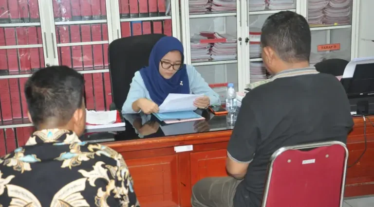 Pelimpahan tersangka dan barang bukti kasus dugaan kekerasan seksual pada anak di kantor Kejari Donggala, Kamis (20/2/2025). (Foto: Kejari Donggala)