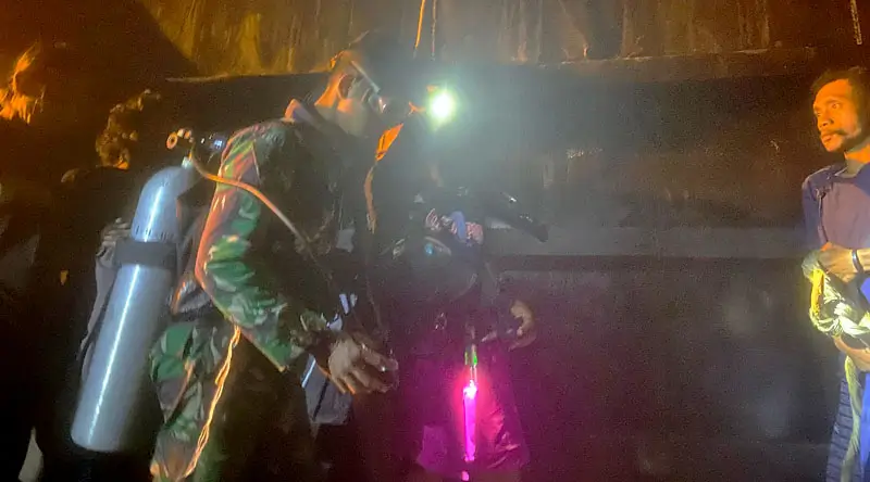 Tim penyelam Lanal Palu mengevakuasi tiga korban yang terperangkap di dalam tongkang di Desa Loli Oge, Donggala, Minggu (9/2025). (Foto: Lanal Palu)