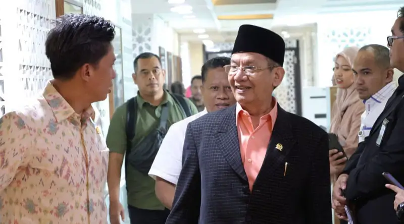 Anggota Komisi II DPR RI, Longki Djanggola (tengah) usai RDP di Gedung Parlemen Jakarta, Kamis (27/2/2025). (Foto: DPR RI)