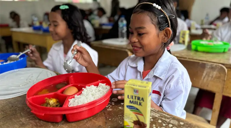 Pelajar SD di Pinembani menikmati makanan bergizi gratis yang disediakan Satgas Madago Raya, JUmat (21/2/2025). (Foto: Satgas Madago Raya)