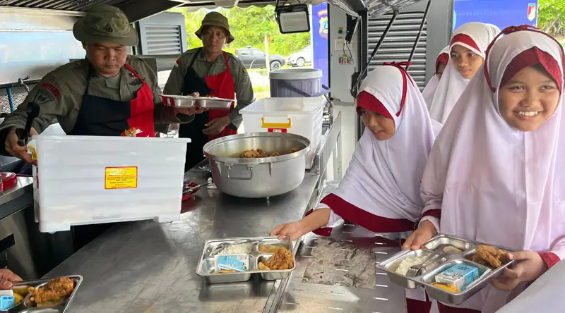 Pelaksanaan MBG di SDIT di SDIT Permata Islam 2 Tabalu, Kecamatan Poso Pesisir, Poso, Senin (3/2/2025). (Foto: Humas Satgas Ops Madago Raya)