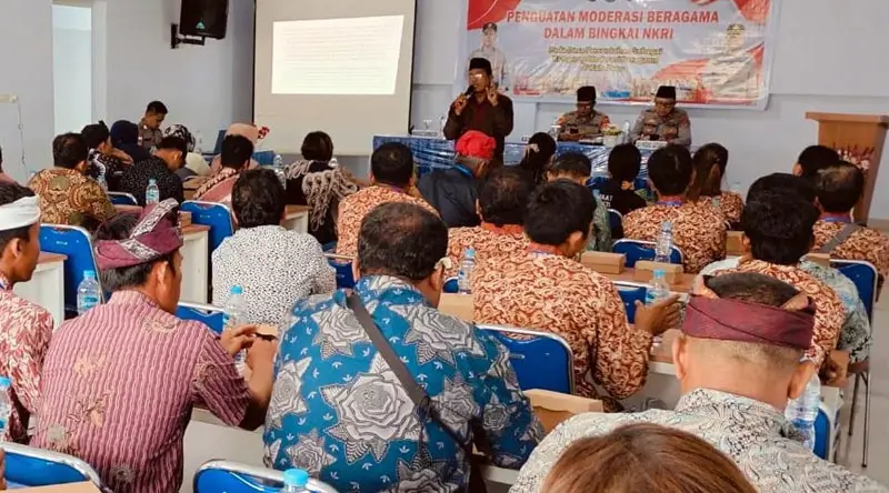 Suasana kegiatan Penguatan Moderasi Beragama dalam Bingkai Negara Kesatuan Republik Indonesia (NKRI) di Desa Percontohan sebagai Kampung Moderasi Beragama di Kabupaten Poso, Rabu (12/2/2025). (Foto: Humas Ops Madago Raya)