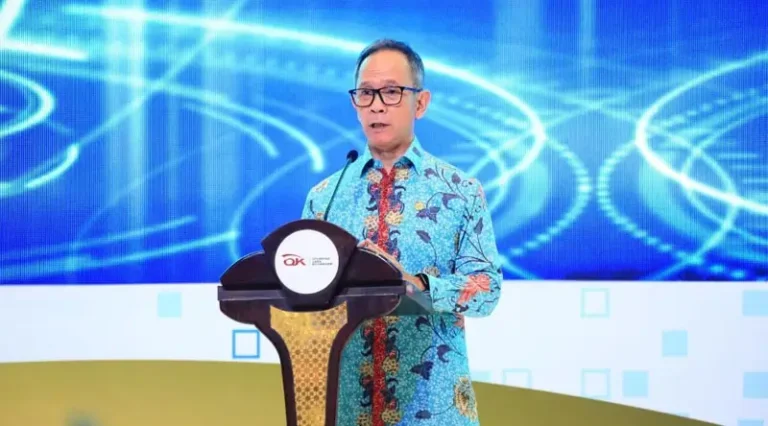 Ketua Dewan Komisioner OJK Mahendra Siregar dalam Pertemuan Tahunan Industri Jasa Keuangan (PTIJK) 2025 yang digelar di Jakarta, Selasa (11/2/2025). (Foto: HO-OJK)