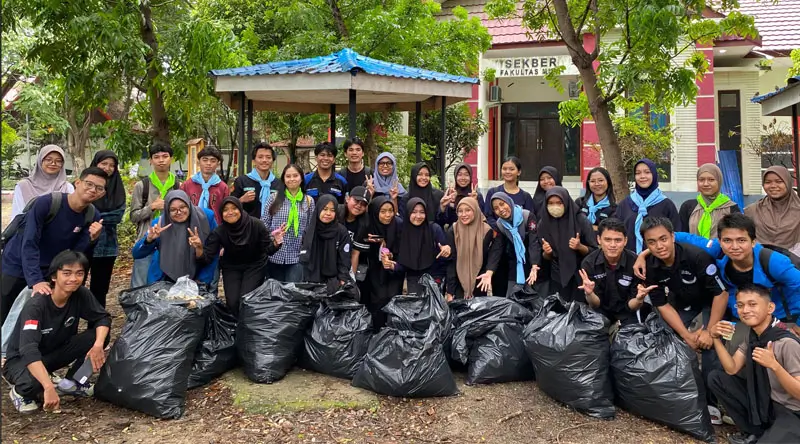 Relawan Mapala Pawana pada aksi bersih-bersih memperingati HPSN 2025 di Kampus Untad, Sabtu (22/2/2025). (Foto: Pawana)