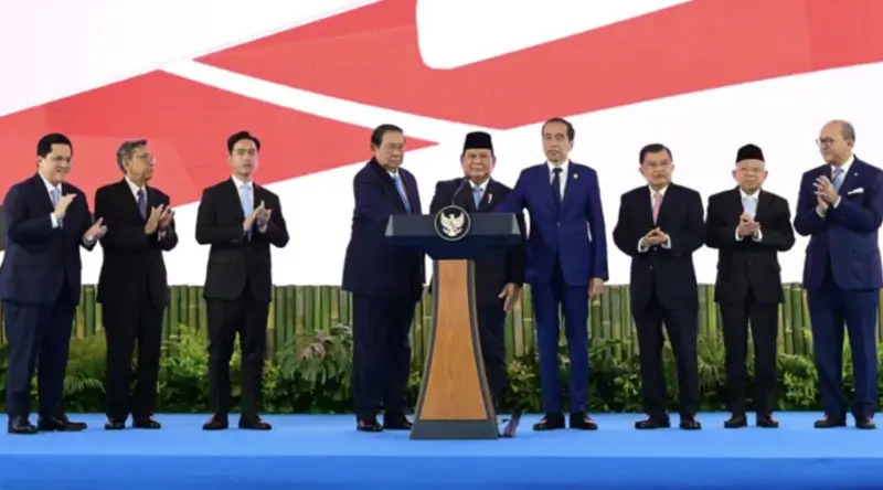 Presiden Prabowo (tengah) pad apeluncuran Danantara di Jakarta, Senin (24/2/2025). (Foto:HO-BPMI Setpres/Muchlis J)