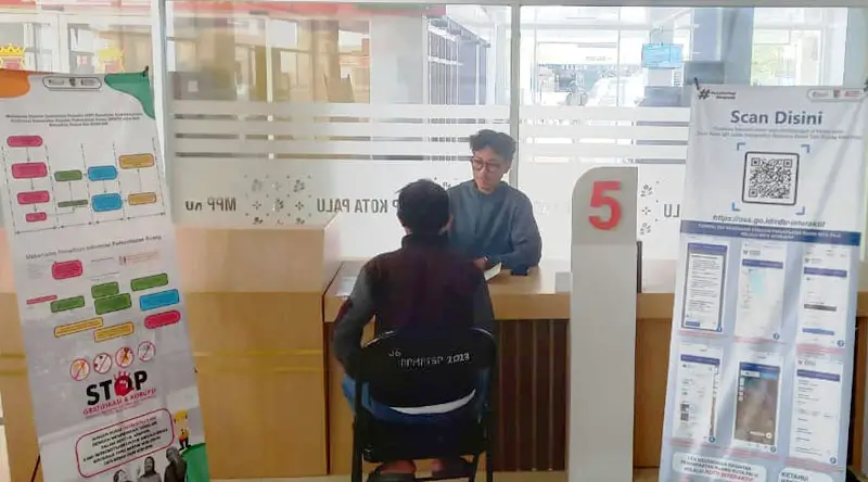Petugas melayani warga di Mal Pelayanan Publik, Pasar Bambaru, Palu, Jumat (28/2/2025). (Foto: Prokopim Setda Kota Palu/Yuspi)