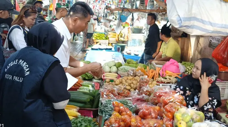 Suasana pemantauan harga bahan pokok pangan di pasar tradisional di Palu, Kamis (27/2/2025). (Foto: Prokopim Setda Kota Palu/Yusfi)