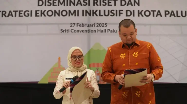 Sekkot Palu, Irmayanti bersama Pj Bupati Parigi Moutong pada Diseminasi hasil rieset ekonomi inklusif di palu, Kamis (27/2/2025). (Foto: Prokopim Setda Kota Palu/Iwan)