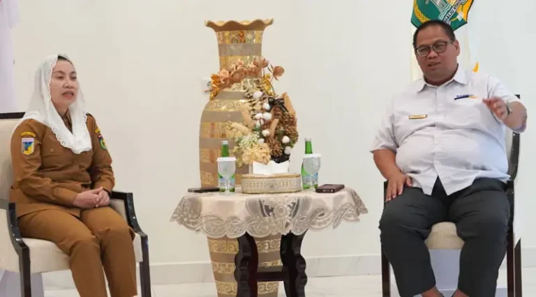 Wakil Wali KOta Palu, Imelda Lilianan Muhidin (kiri) menerima kunjungan Kepala Kantor KPP Pratama Palu di Rujab Wali Kota, Senin (24/2/2025). (Foto: Prokopim Setda Kota Palu/Iwan)