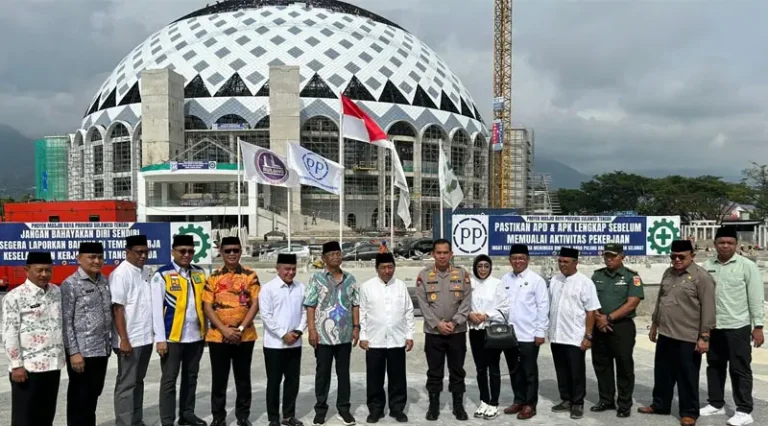 Foto bersama usai peresmian nama Masjid Raya Baitul Khairat, Jumat (7/2/2025). (Foto: Penrem 132/Tdl)