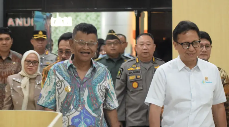 Menkes Budi Gunawan (kanan) disambut Gubernur Rusdi Mastura dan Sekkot Palu Irmayanti saaat tiba di bandara Mutiara, Jumat (7/2/2025). (Foto: Prokopim Setda Kota Palu/Imron)