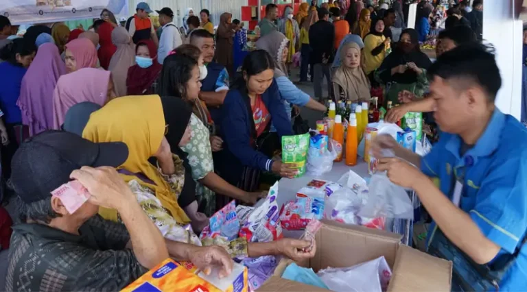 Warga membeli sejumlah bahan pokok pangan pada Pasar Muah di Bambaru, Palu Barat, Senin (24/2/2025). (Foto: Prokopim Setda Kota Palu/Jufri)