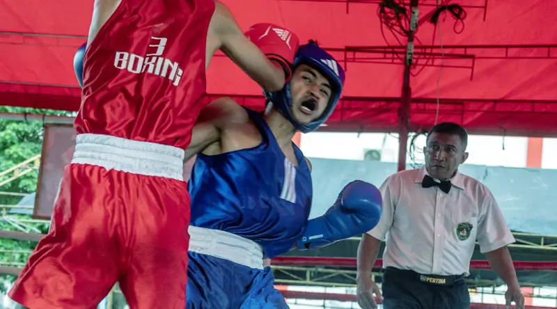 Petinju saling melepaskan pukulan pada Kejuaraan Tinju Amatir Daerah yang digealr di Halaman Kantor DIspora Kota Palu, Senin (3/2/2024). (Foto: beritapalu.com/bmz)