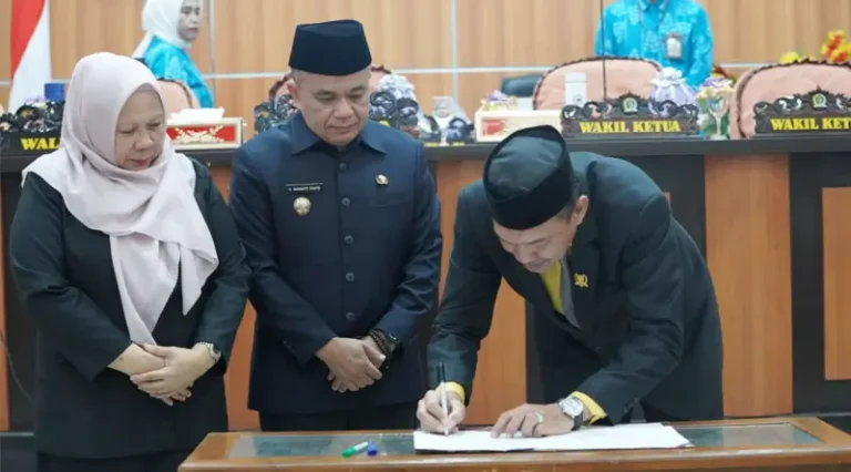 Plh Ketua DPRD Kota Palu, Muhlis A Uca (kiri) meneken berita acara pemberhentian Wali Kota dan Wakil Wali Kota Palu yang berakhir masa jabataanya pada Rapat paripurna DPRD ota Palu di Palu, Sabtu (8/2/2025). (Foto: Prokopim Setda Kota Palu/Iwan)