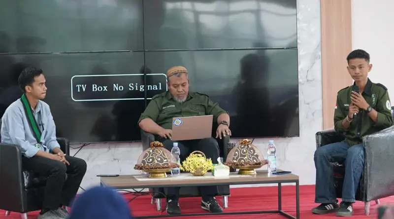 Sekretaris DLH Kota Palu, Ibnu Mundzir (tengah) pada seminar HPSN oleh HMI Cabang Palu, di Palu, Sabtu (22/2/2025). (Foto: Prokopim Setda Kota Palu)