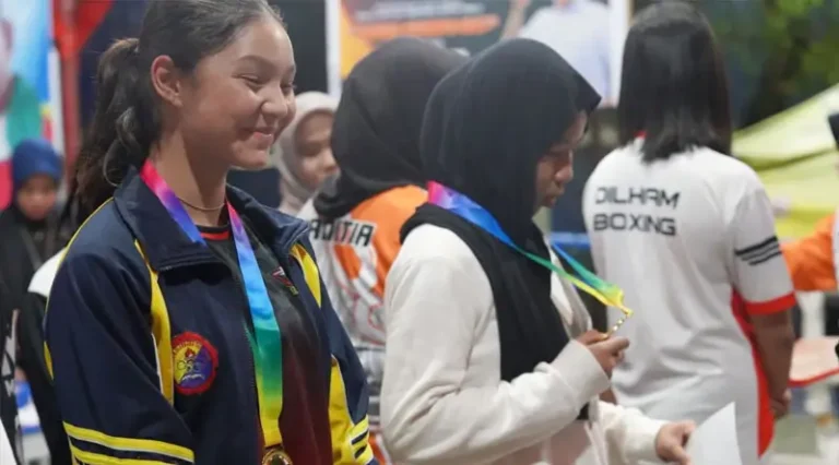 Sejumlah pemenang mendapatkan medali pada Kejuaraan Tinju Amatir Daerah Sulteng yang digelar Pertina Kota Palu sejak 2 sampai 7 Februari 2025 di Palu. (Foto: Prokopim Setda Kota Palu/Iwan)